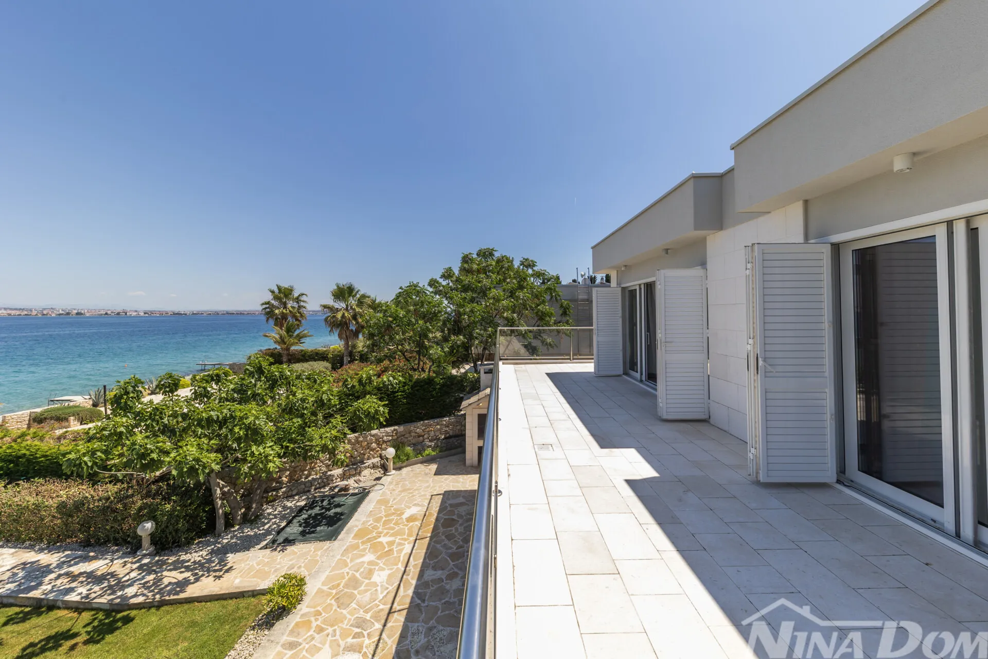 luksuzna villa u 1. redu do mora – sutomišćica, otok ugljan - slika 2
