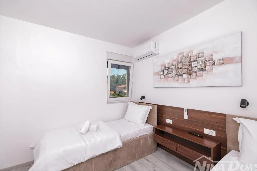 moderna dvojna kuća s bazenom- privlak dalmacija - slika 6