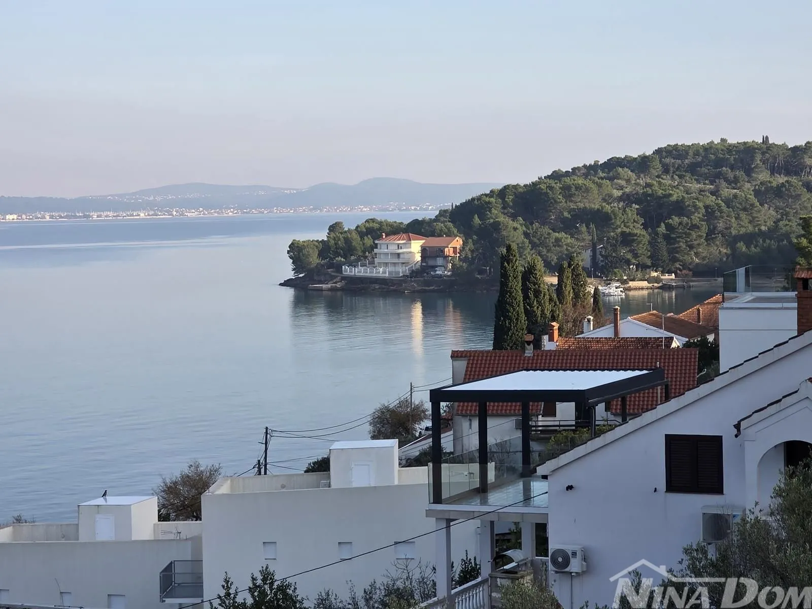 kali kuća sa tri odvojena stana i panoramskim pogledom - slika 12