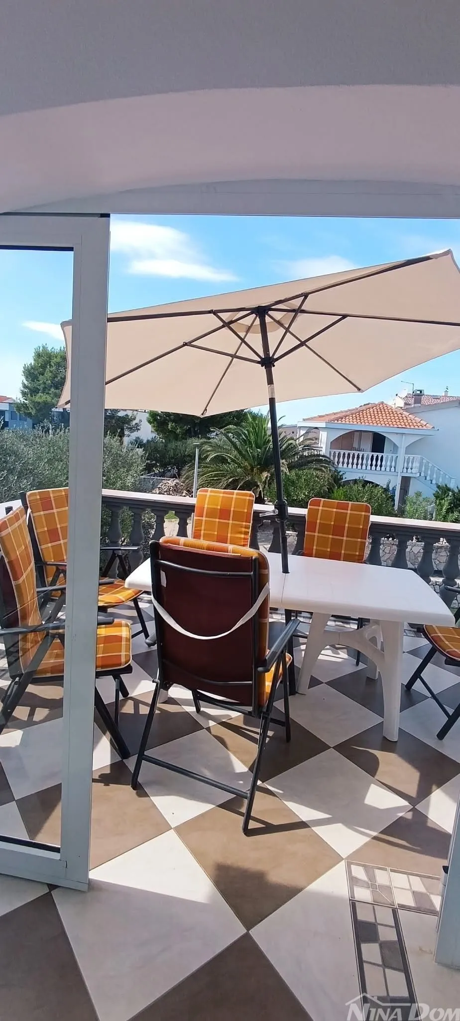 južna strana 90 met.do mora apartmanska kuća s dvorištem - slika 15