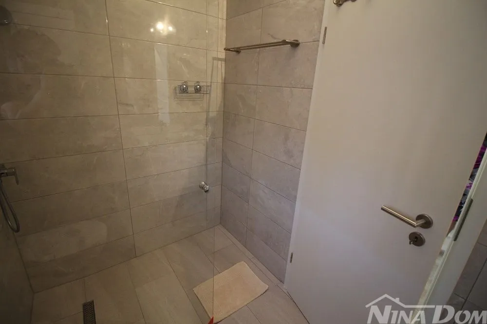 samostojeća kuća južna strana s dva apartmana - slika 24