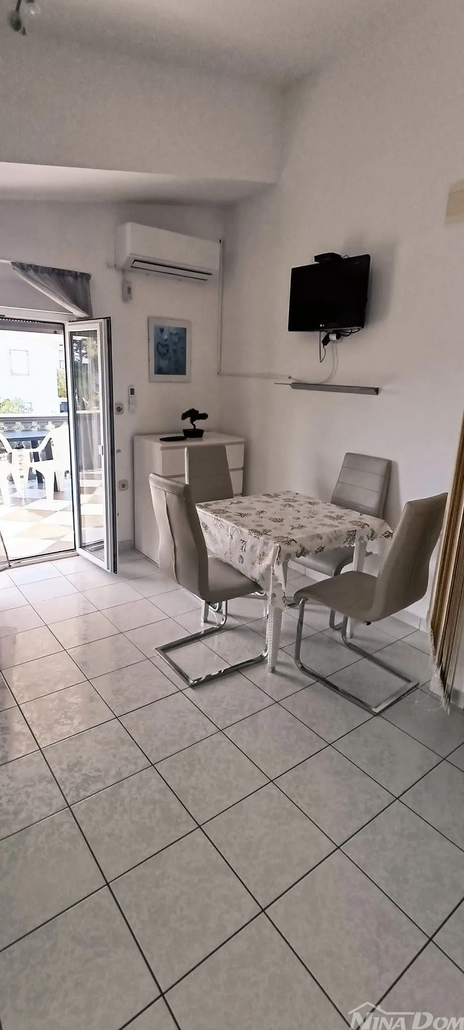 južna strana 90 met.do mora apartmanska kuća s dvorištem - slika 19
