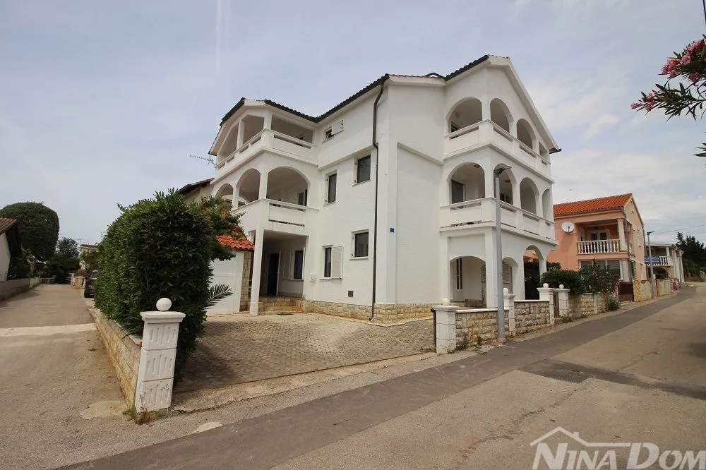 Južna strana otoka Vira, apartmanska kuća s 6 jedinica. - Vir, Vir
