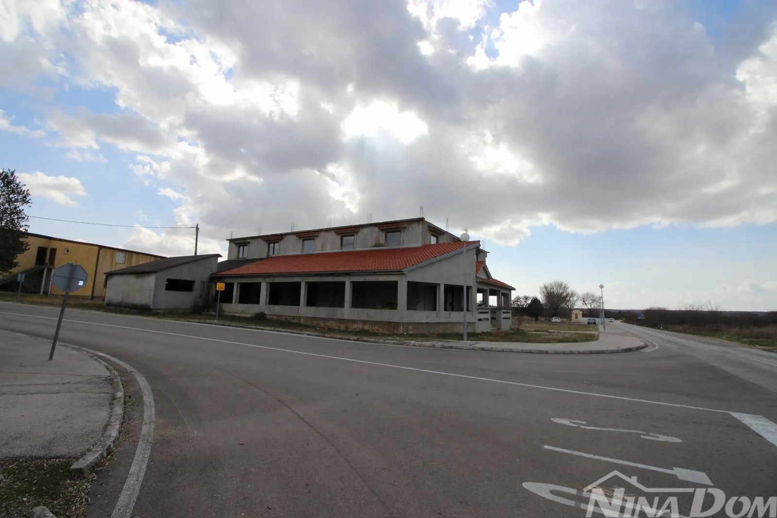 Poslovno stambena kuća na 3046m2 zemljišta uz glavnu prometnici Pag-Zadar - Poljica Brig, Nin