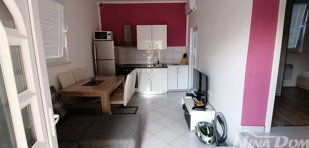 prizemlje kuće s dijelom dvorišta, južna strana 400 met. do mora - slika 16