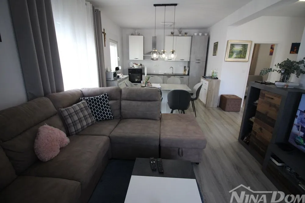 apartman u prizemlju s pomoćnim objektom. - slika 9