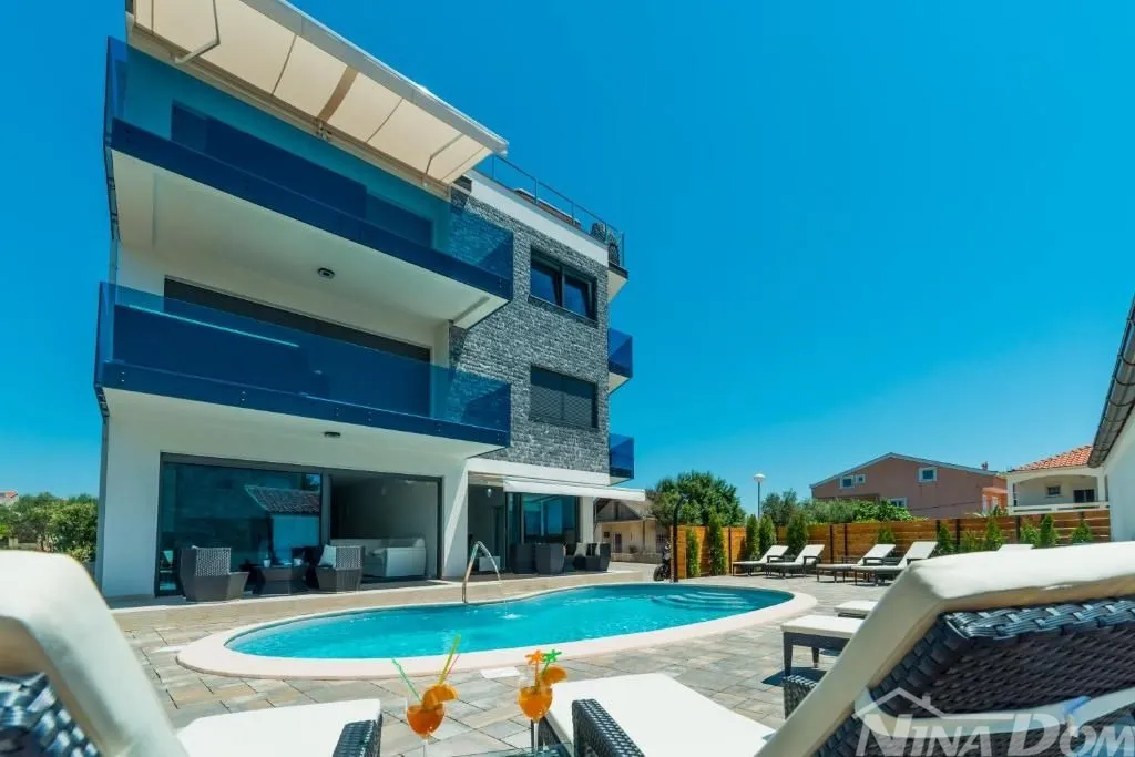 villa u centru vira luksuzno opremljena s bazenom i krovnom, terasom - slika 26