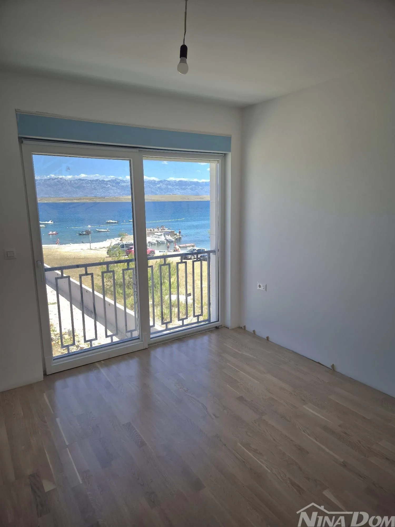 villa blizini mora, s bazenom u prizemlju i na krovnoj terasi. - slika 7