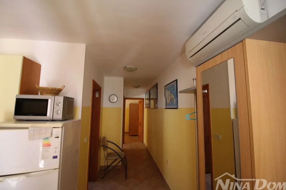 kuća dvojnica s dva lijepa odvojena apartmana 50 metara do mora. - slika 7