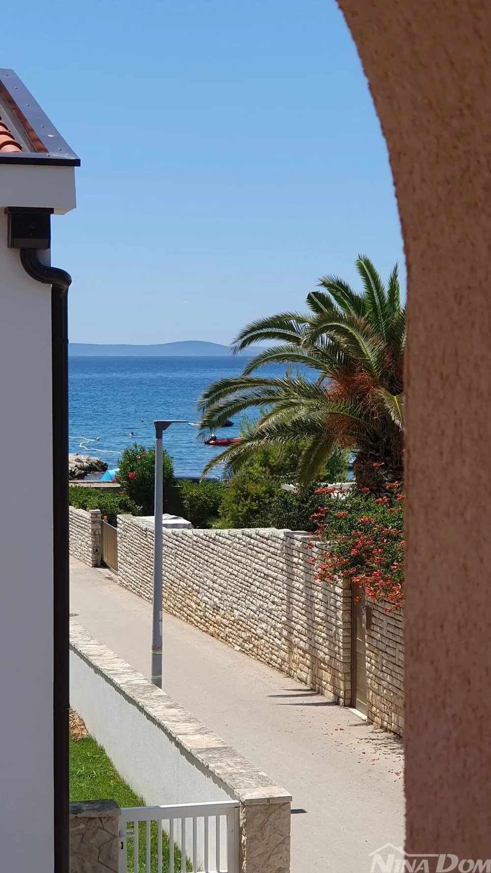 Južna strana otoka Vira 60 m. do plaže priključak vode i kanalazacije. - Vir, Vir