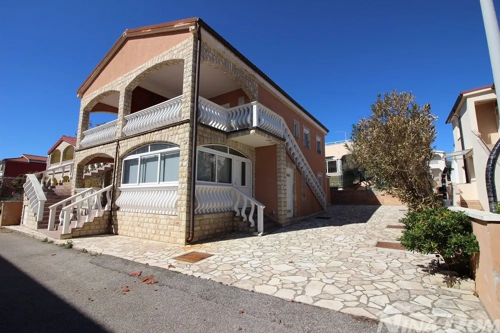 kuća dvojnica s dva lijepa odvojena apartmana 50 metara do mora. - slika 3