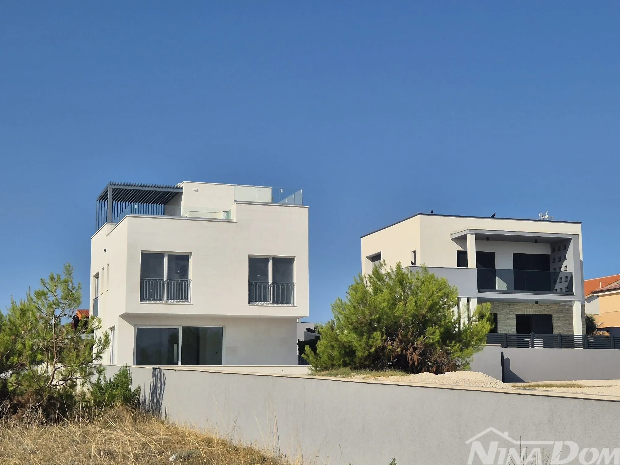 villa blizini mora, s bazenom u prizemlju i na krovnoj terasi. - slika 24