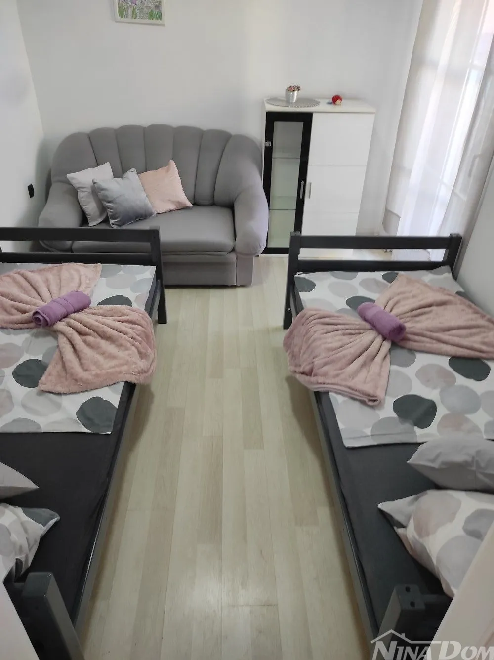 nekretnina s 4 apartmana, krovna terasa s pogledom na more i velebit. - slika 11