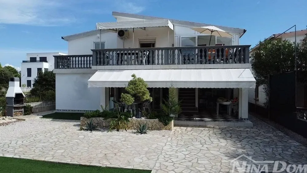 Južna strana 90 met.do mora apartmanska kuća s dvorištem - Vir, Vir