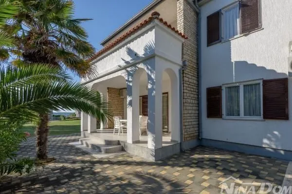 apartmanska kuća s lijepom i velikom okućnicom 80 metara do mora - slika 12
