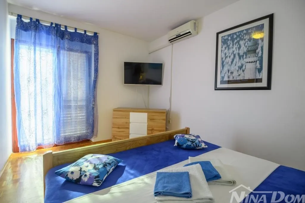 apartmanska kuća s lijepom i velikom okućnicom 80 metara do mora - slika 28