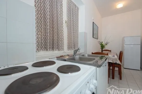 apartmanska kuća s lijepom i velikom okućnicom 80 metara do mora - slika 11