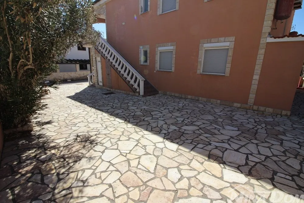 kuća dvojnica s dva lijepa odvojena apartmana 50 metara do mora. - slika 19
