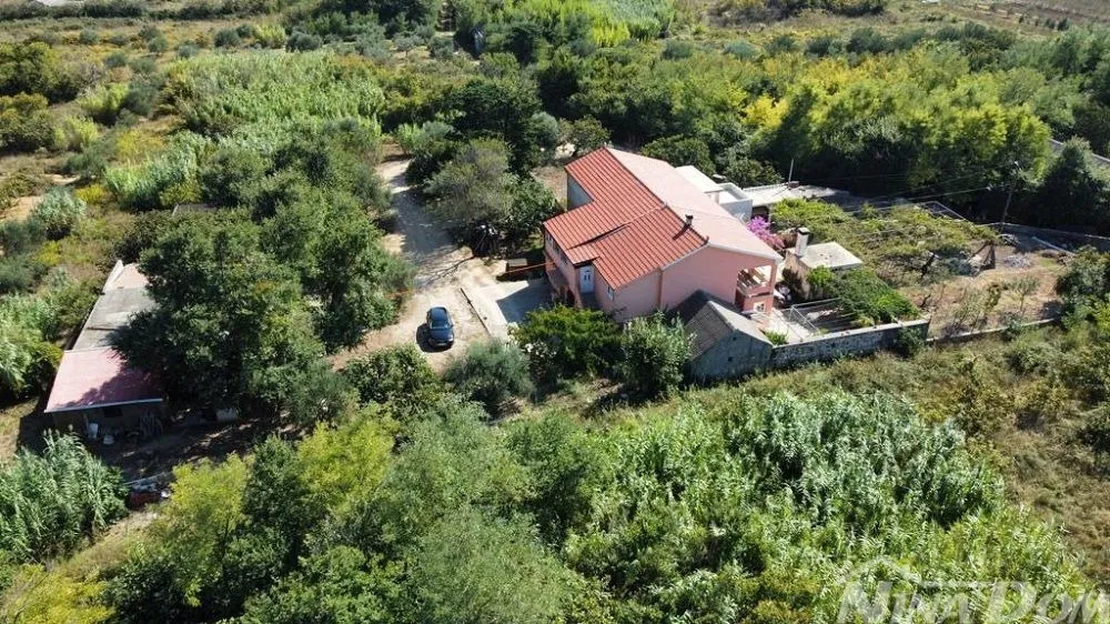 obiteljska nekretnina s lijepim maslinikom i vinogradom - slika 8