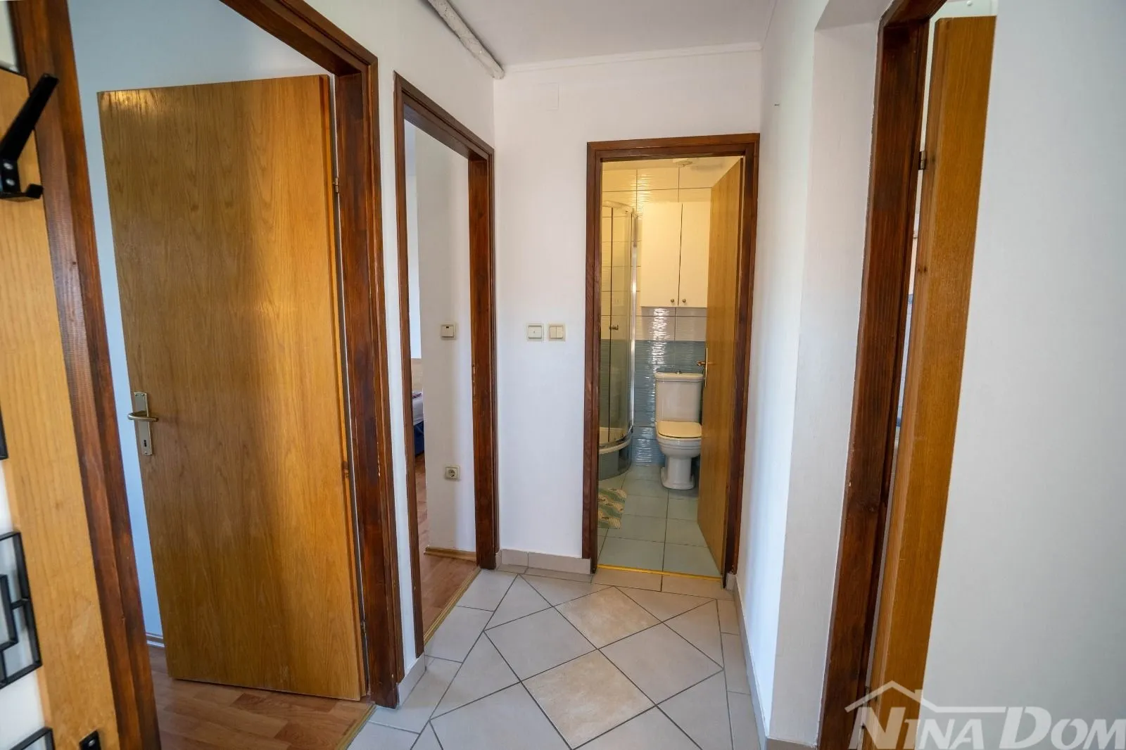 apartmanska kuća s prostranom okućnicom. - slika 4