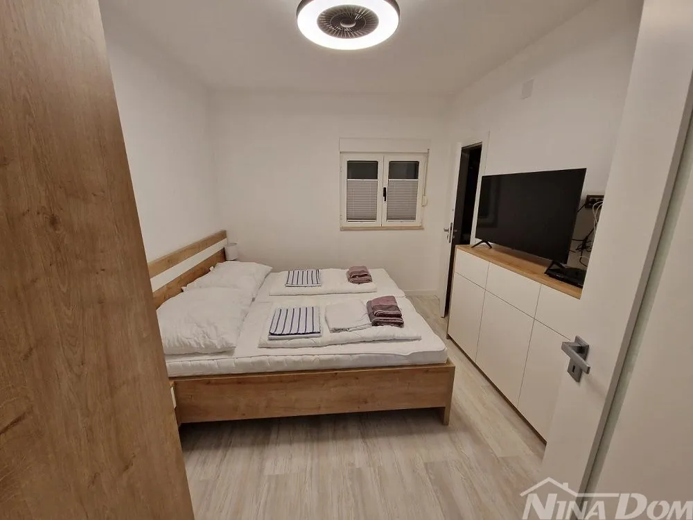nekretnina s velikom okućnicom,teniskim terenom,bazenom, 45 m od mora - slika 19