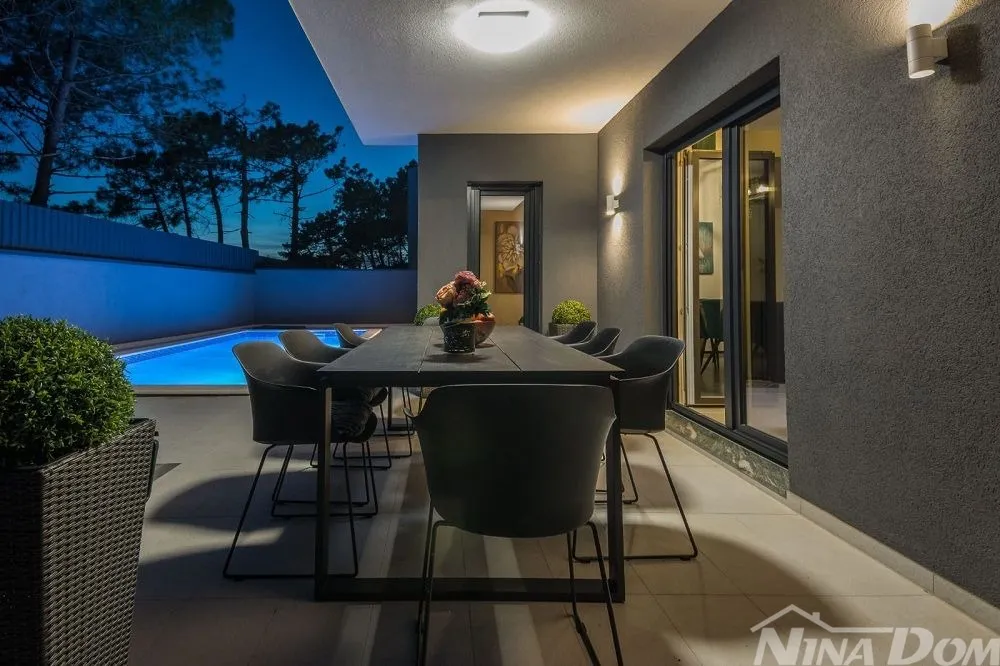 villa u blizini centra, opremljena s bazenom i krovnom, terasom - slika 2
