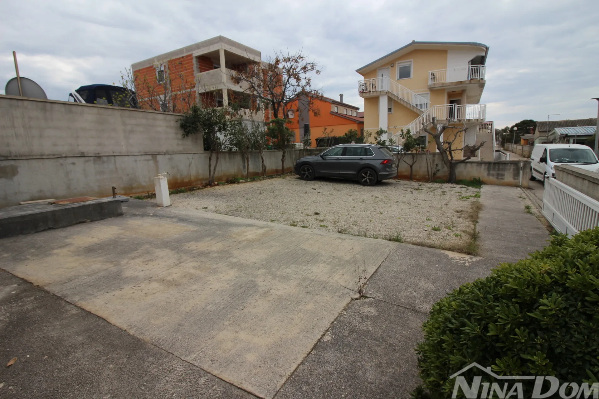 visoko prizemnica s prostranom okućnicom, 100 metara do mora. - slika 15