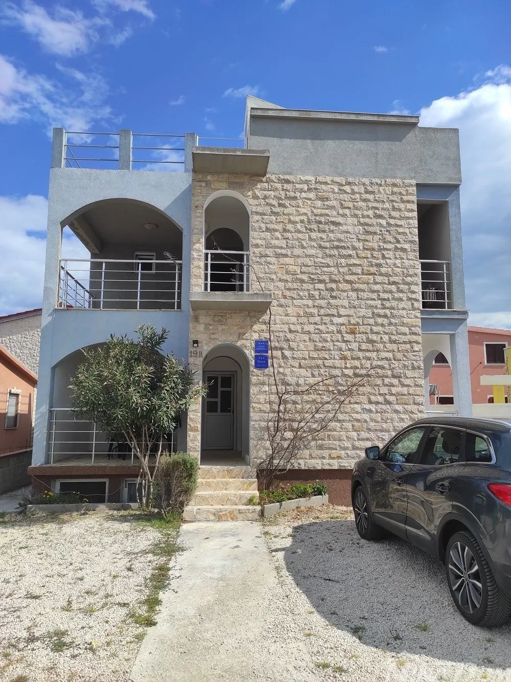 Nekretnina s 4 apartmana, krovna terasa s pogledom na more i Velebit. - Vir, Vir