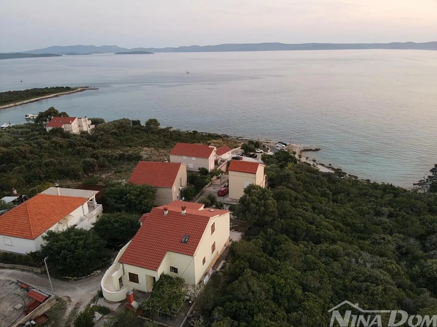 otok ugljan guduće drugi red od mora - slika 2