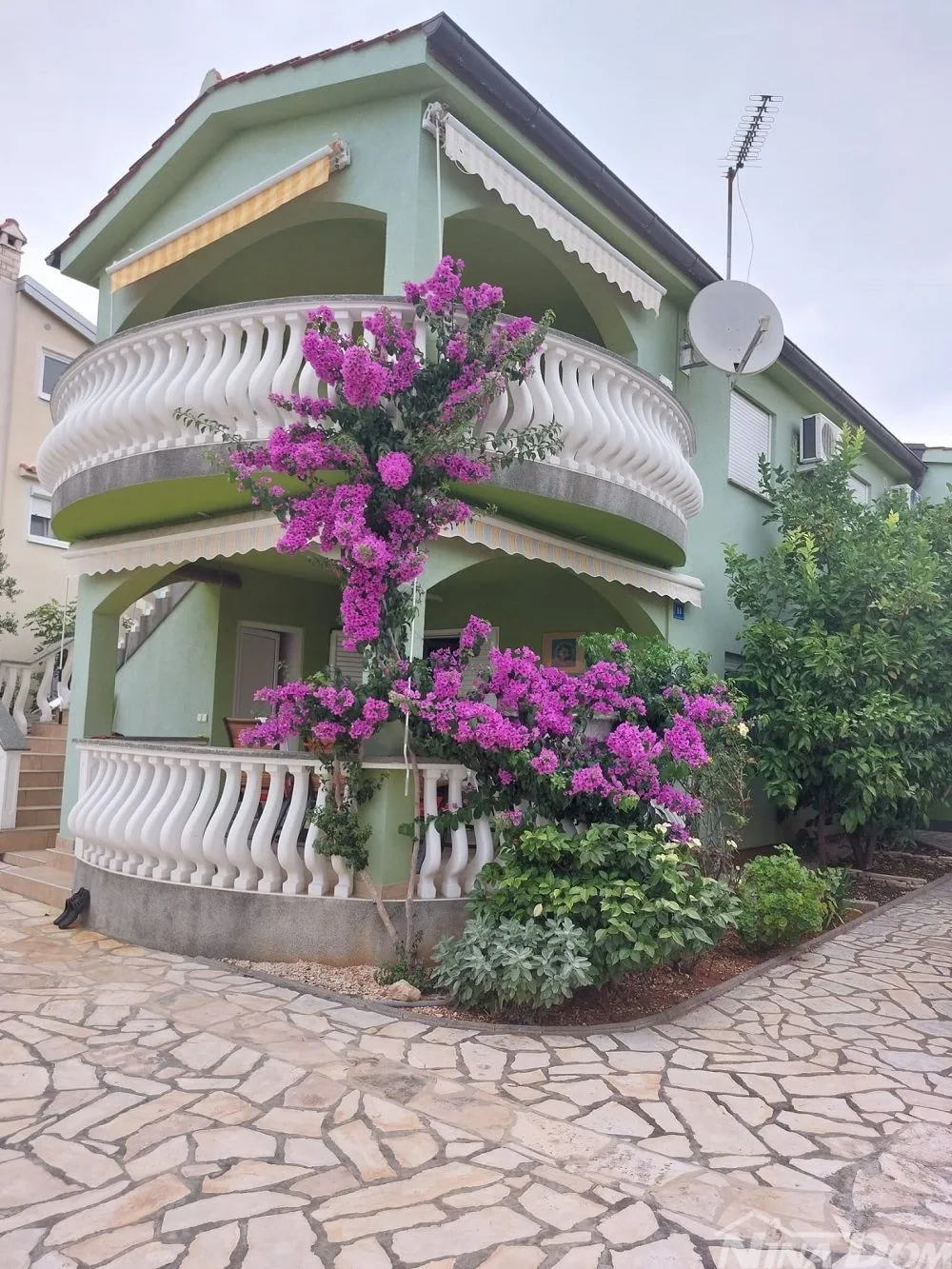 Južna strana Vira 50 metara do mora s tri apartmana - Vir, Vir