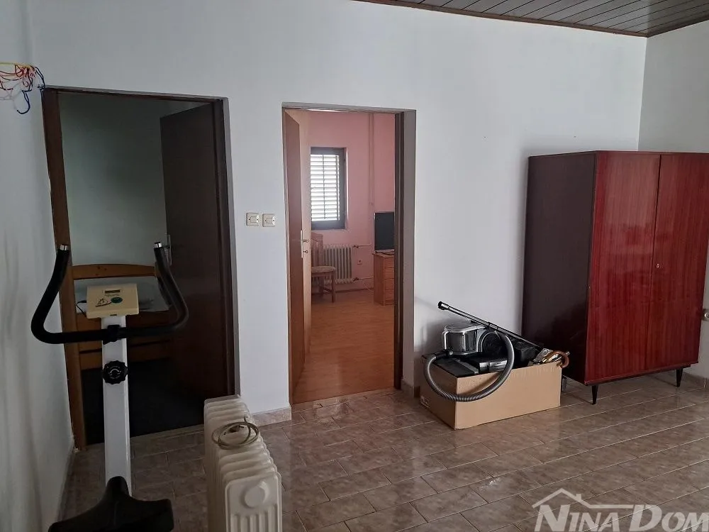 samostojeća kuća visokoprizemlje, dvorište i garaža. - slika 9