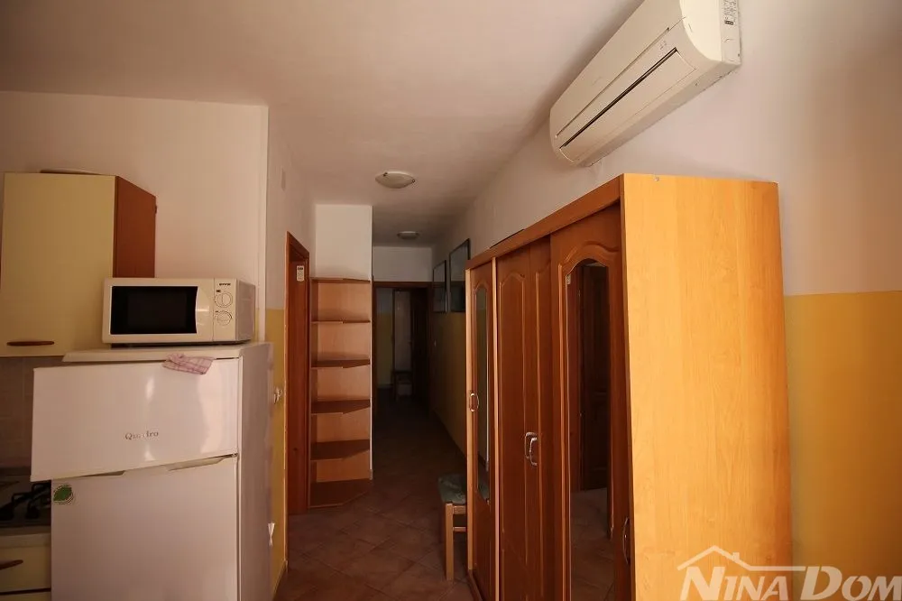 kuća dvojnica s dva lijepa odvojena apartmana 50 metara do mora. - slika 12