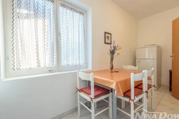 apartmanska kuća s lijepom i velikom okućnicom 80 metara do mora - slika 21