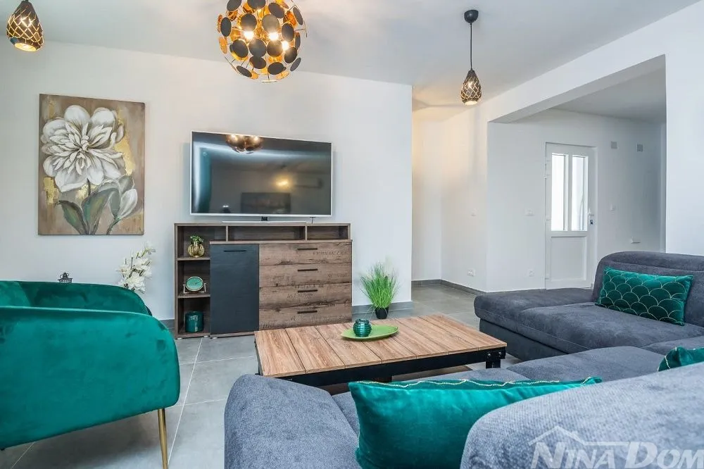 villa u blizini centra, opremljena s bazenom i krovnom, terasom - slika 9