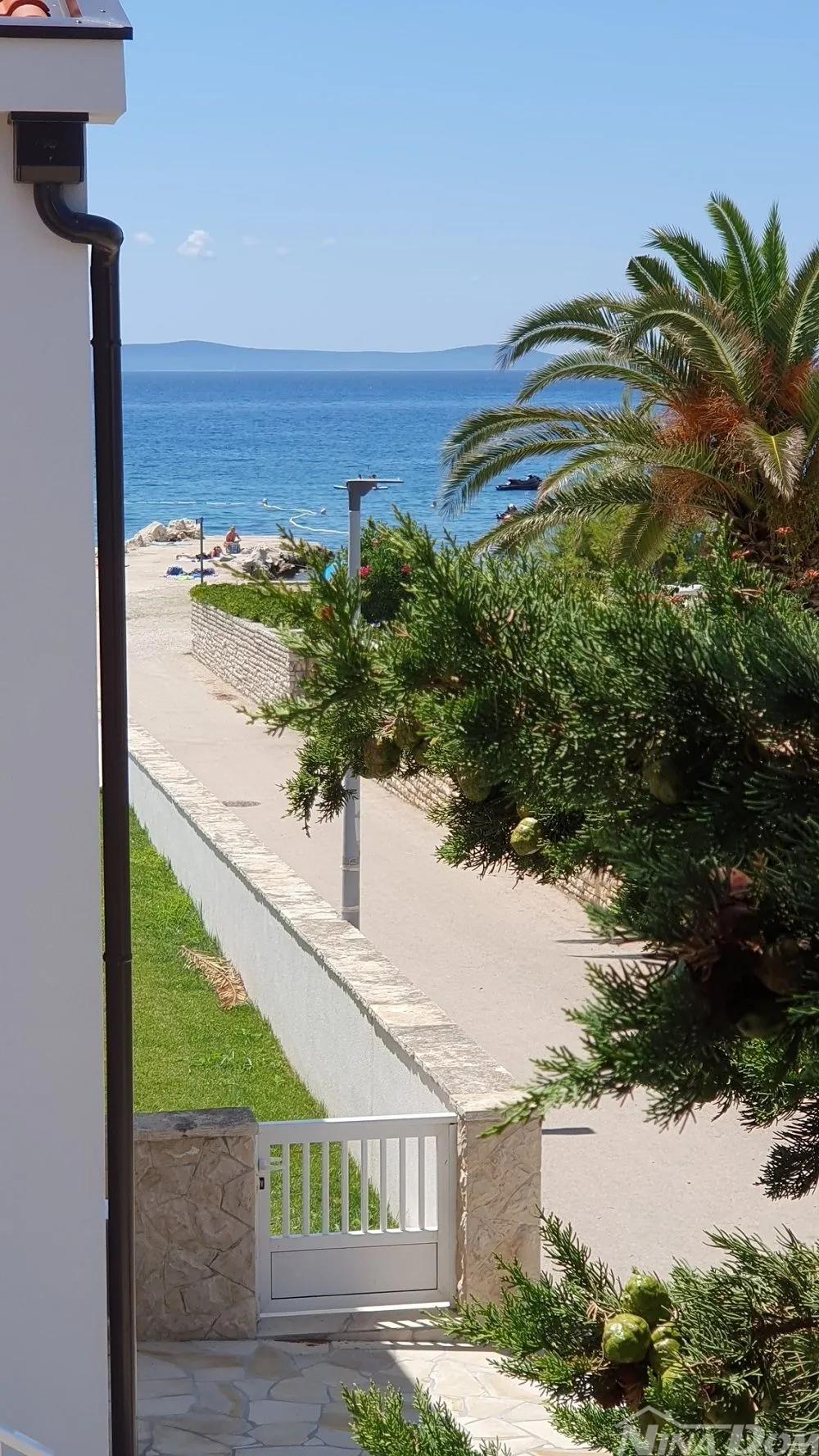 južna strana otoka vira 60 m. do plaže priključak vode i kanalazacije. - slika 5