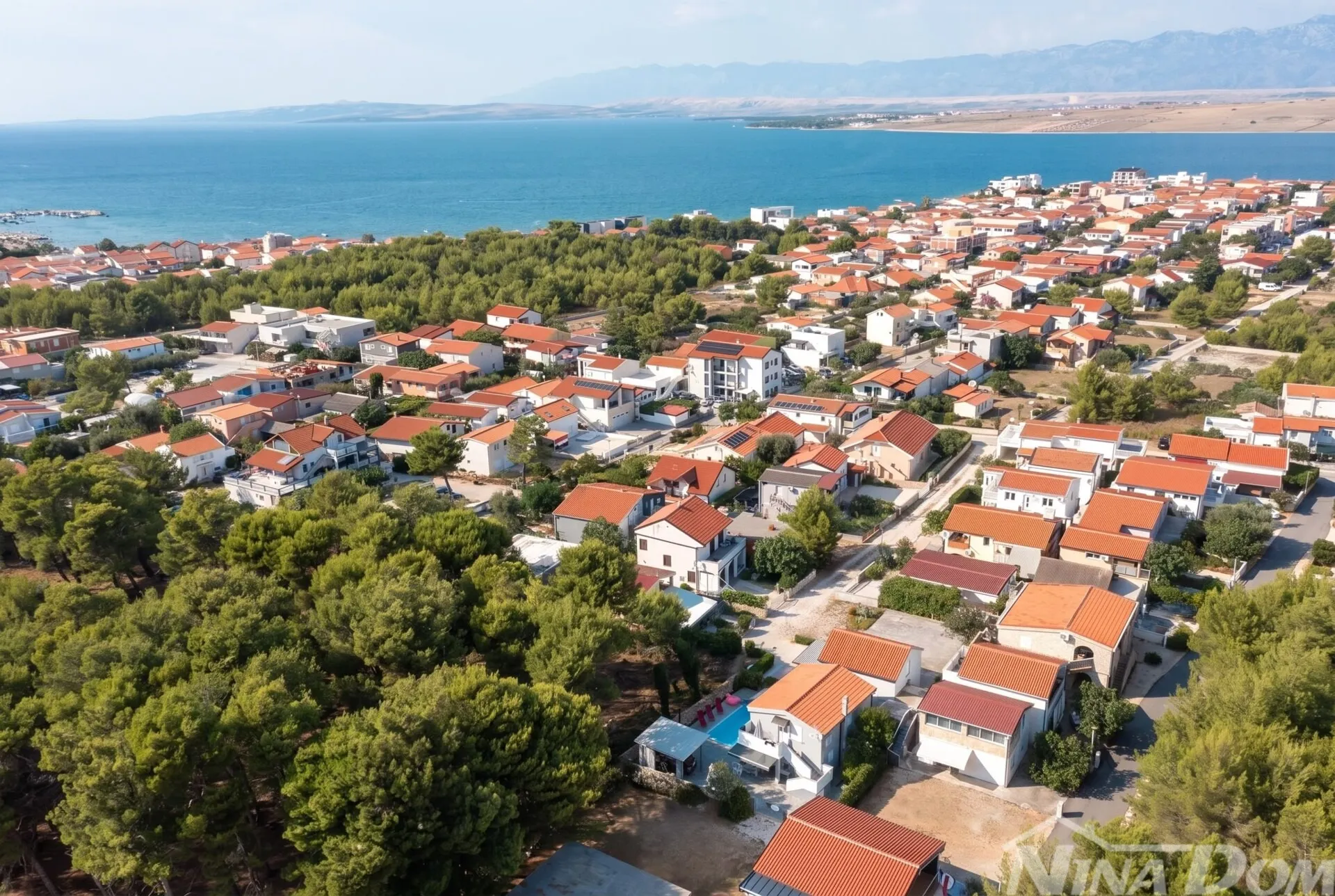 samostojeća kuća s dva stana i bazenom - slika 19