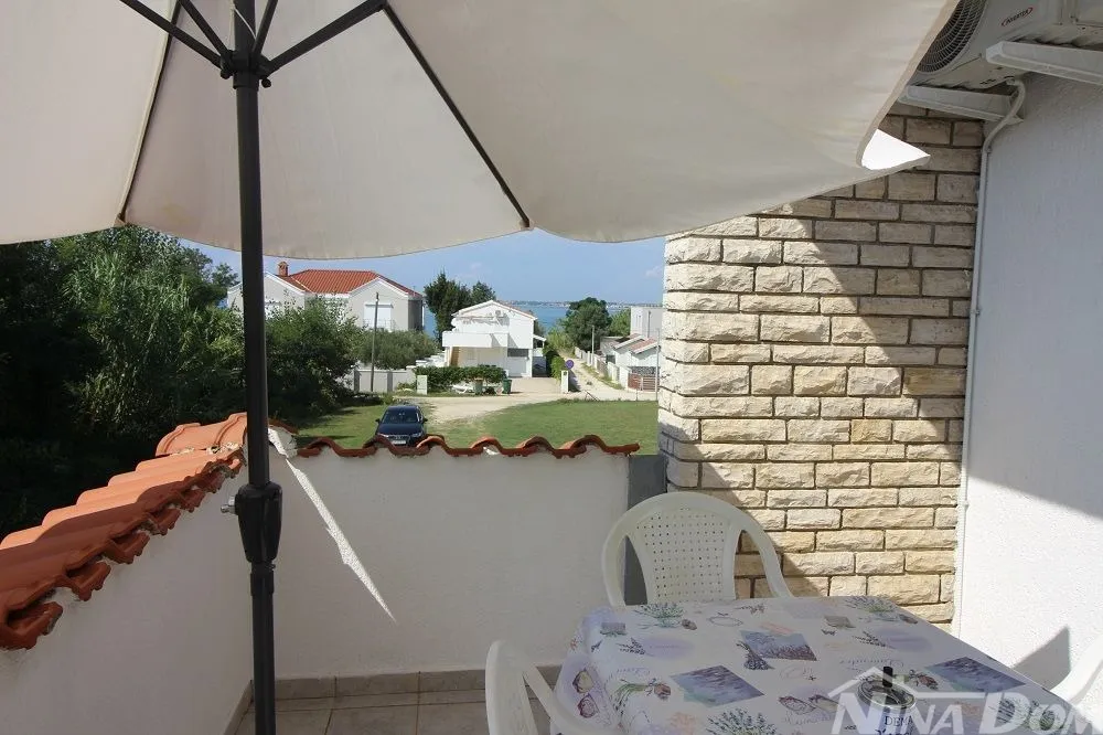 apartmanska kuća s lijepom i velikom okućnicom 80 metara do mora - slika 37