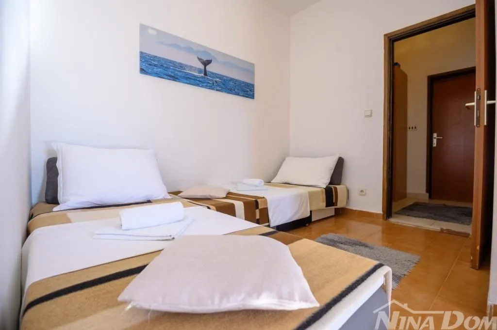 apartmanska kuća s lijepom i velikom okućnicom 80 metara do mora - slika 18