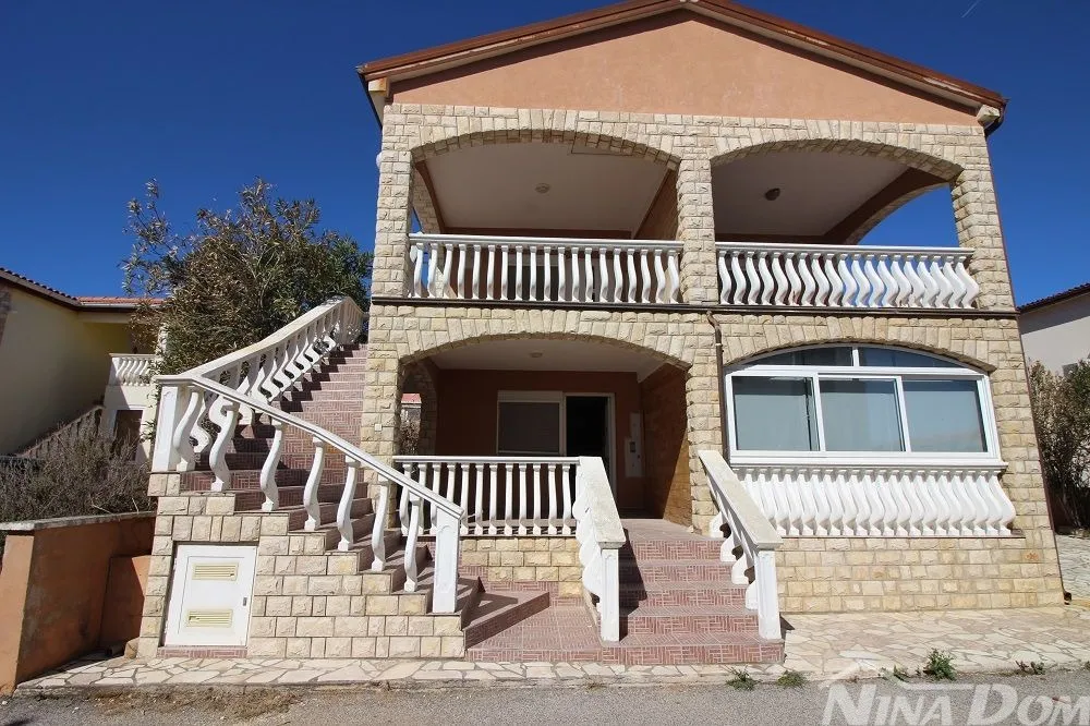 kuća dvojnica s dva lijepa odvojena apartmana 50 metara do mora. - slika 2