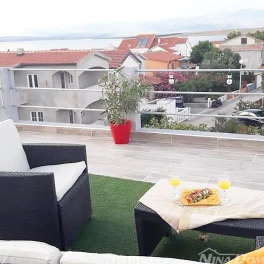 nekretnina s 4 apartmana, krovna terasa s pogledom na more i velebit. - slika 15