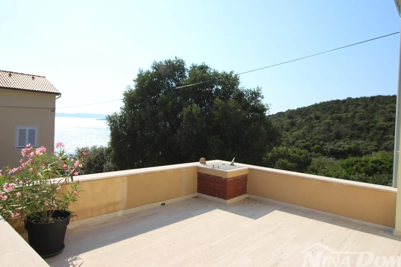 otok ugljan guduće drugi red od mora - slika 31