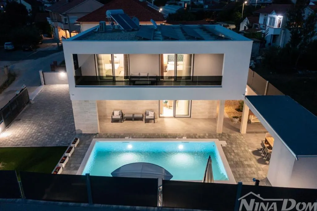 luksuzna vila s bazenom – novogradnja u srcu sukošana - slika 21