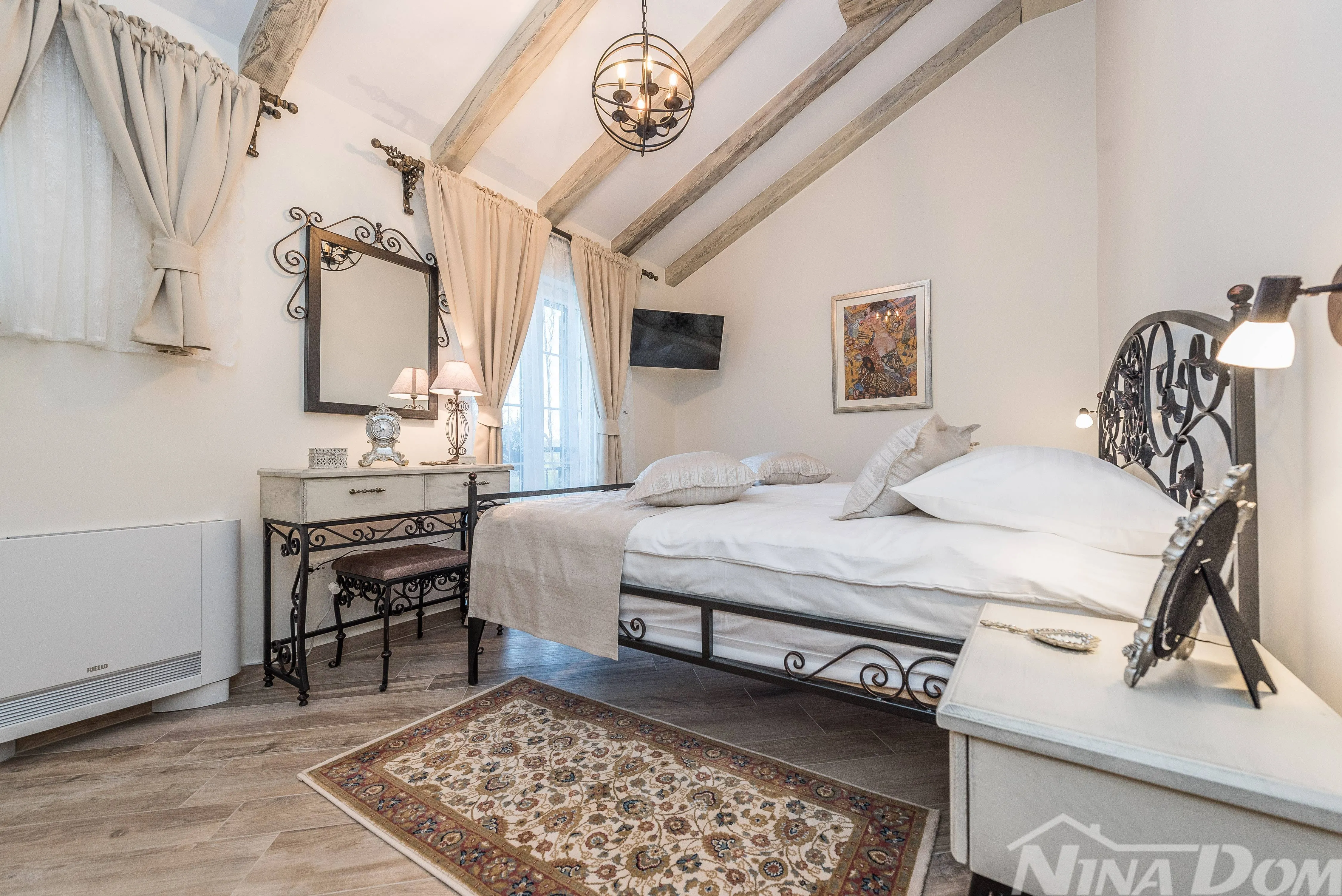 luksuzna villa s bazenom i teniskim terenom - slika 13