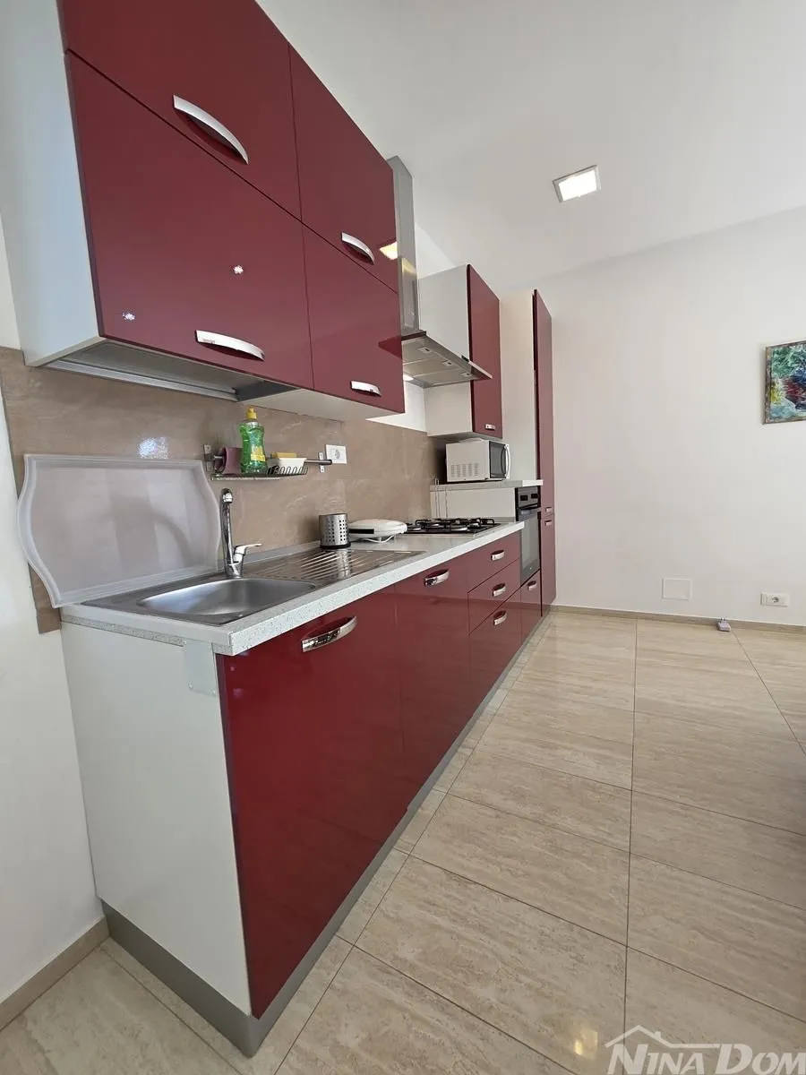 brodarica luksuzna kuća sa dva odvojena stana i pomoćnim objektom - slika 9