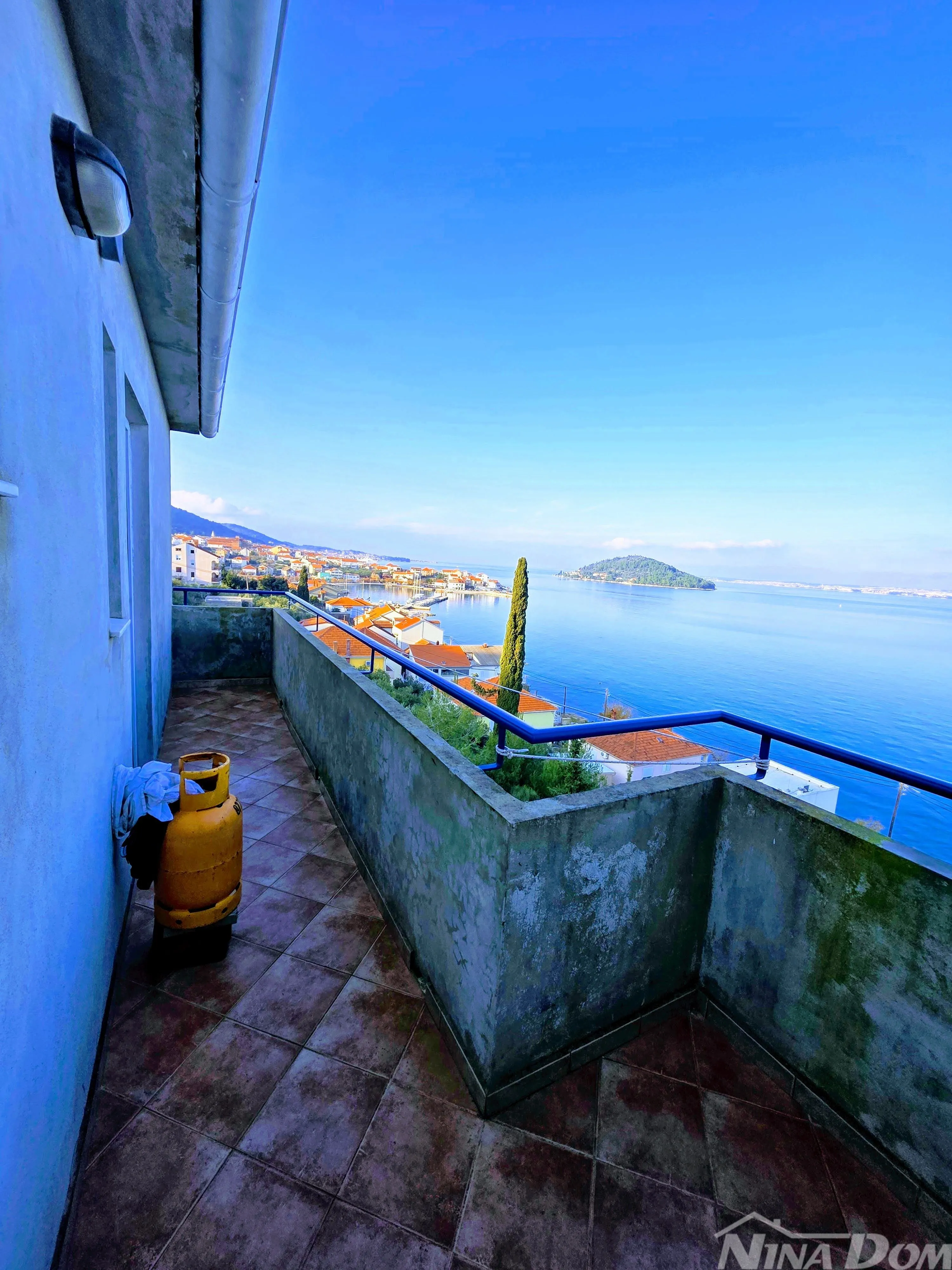 kali kuća sa tri odvojena stana i panoramskim pogledom - slika 18