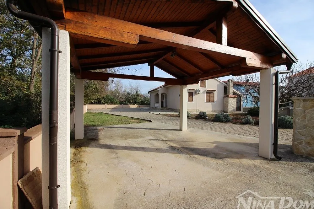 Obiteljska nekretnina s garažom i velikom okućnicom 180 m. do mora - Privlaka, Privlaka