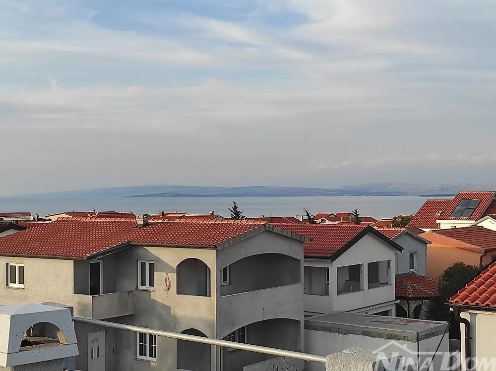 nekretnina s 4 apartmana, krovna terasa s pogledom na more i velebit. - slika 7