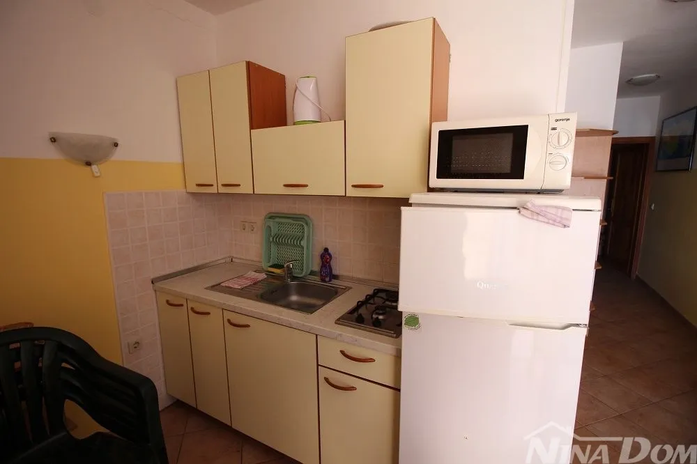 kuća dvojnica s dva lijepa odvojena apartmana 50 metara do mora. - slika 13