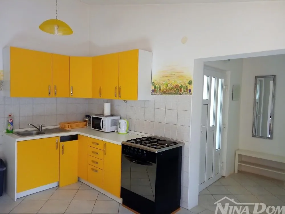 južna strana otoka vira, s dosta zelenila- - slika 12