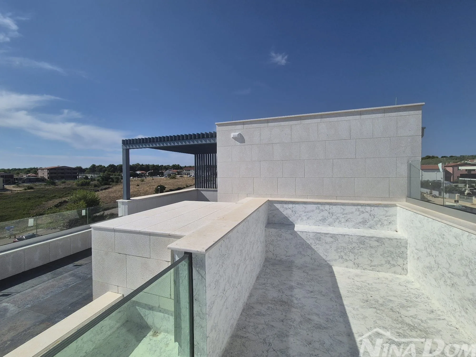 villa blizini mora, s bazenom u prizemlju i na krovnoj terasi. - slika 21